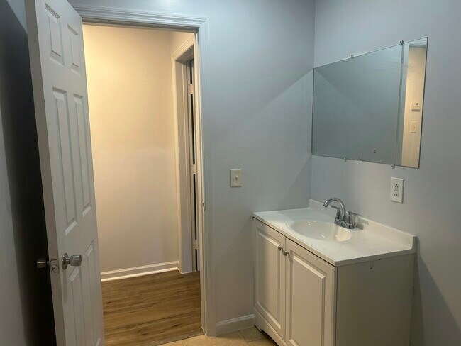 Building Photo - 1011 Ave Of Pines