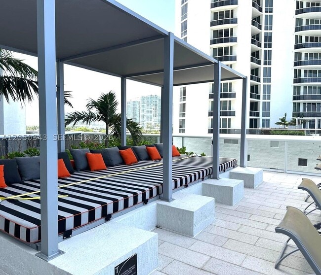 Building Photo - 15901 Collins Ave