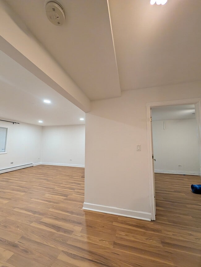Building Photo - 6361 N Paulina St