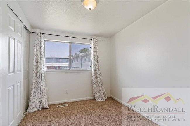 Building Photo - Beautifully Remodeled 3 Bed 2.5 Bath Townh...