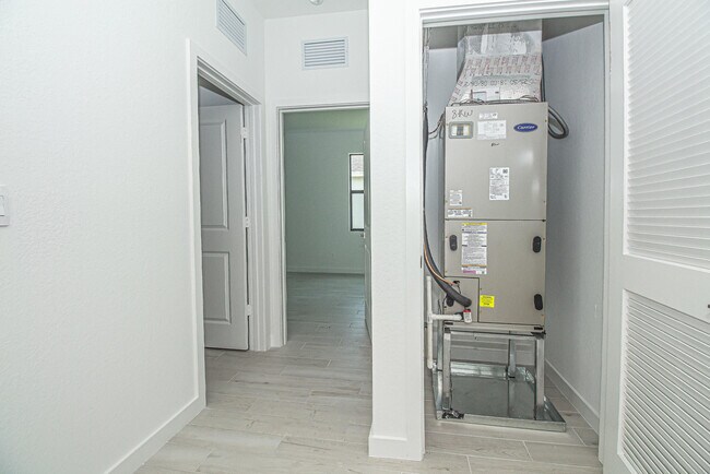 Building Photo - 5929 SE Sky Blue Cir