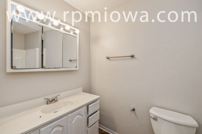 Building Photo - $500 off First Month!! 2 Bedroom, 1 Bath Condo in Ankeny