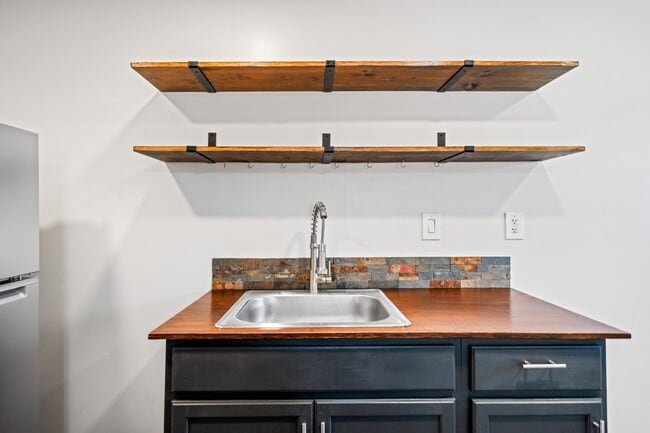 Building Photo - Adorable Studio Apt in Cottonwood - Dog Friendly! Available NOW!