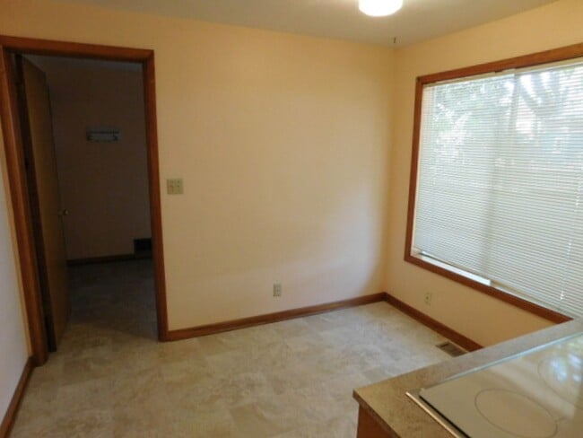 Building Photo - 3Bd/2Ba Single Story House - Available To ...