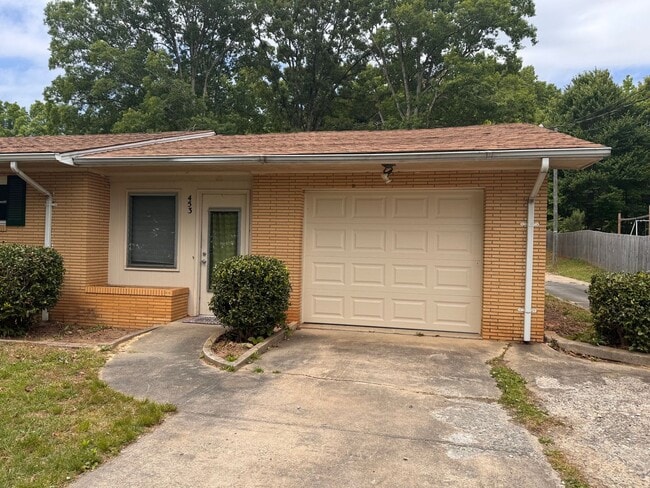 Building Photo - 2 BED, 2 BATH BRICK HOME LOCATED IN ASHEBORO!