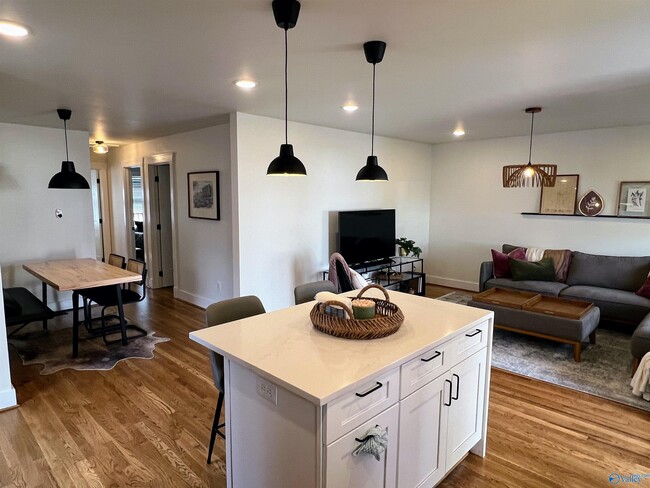 Building Photo - 1612 NE Wellman Ave