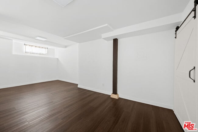 Building Photo - 1915 Apex Ave