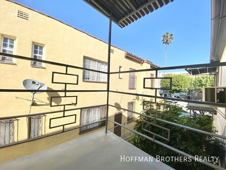 Building Photo - 441 1/2  N Hayworth Ave -A