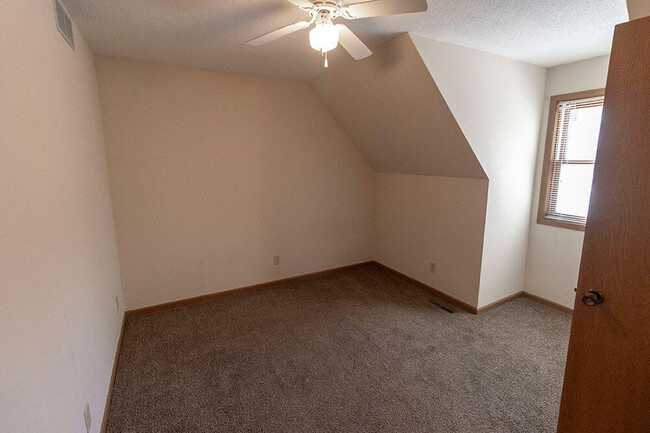 Building Photo - 1304 Millbrook Ct