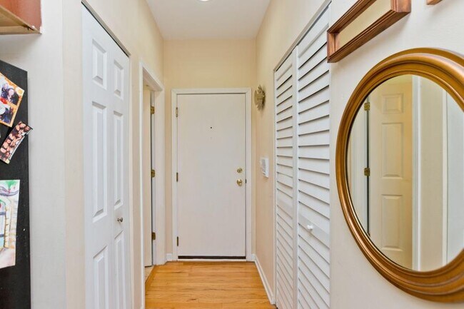 Building Photo - 1 bedroom in Chicago IL 60618