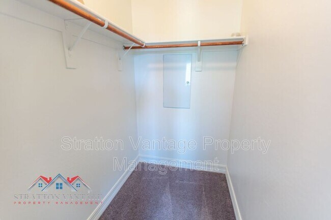 Building Photo - 2821 S Skyline Dr