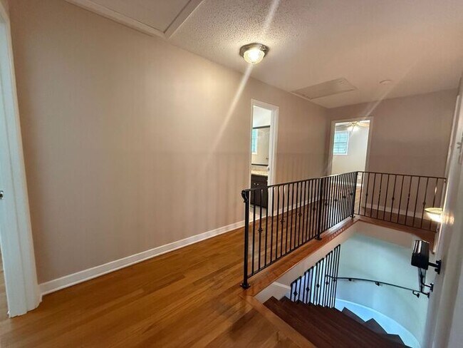 Building Photo - Gulf Breeze - Proper - 5 bedroom, 3.5 bathroom with pool and lawn care included