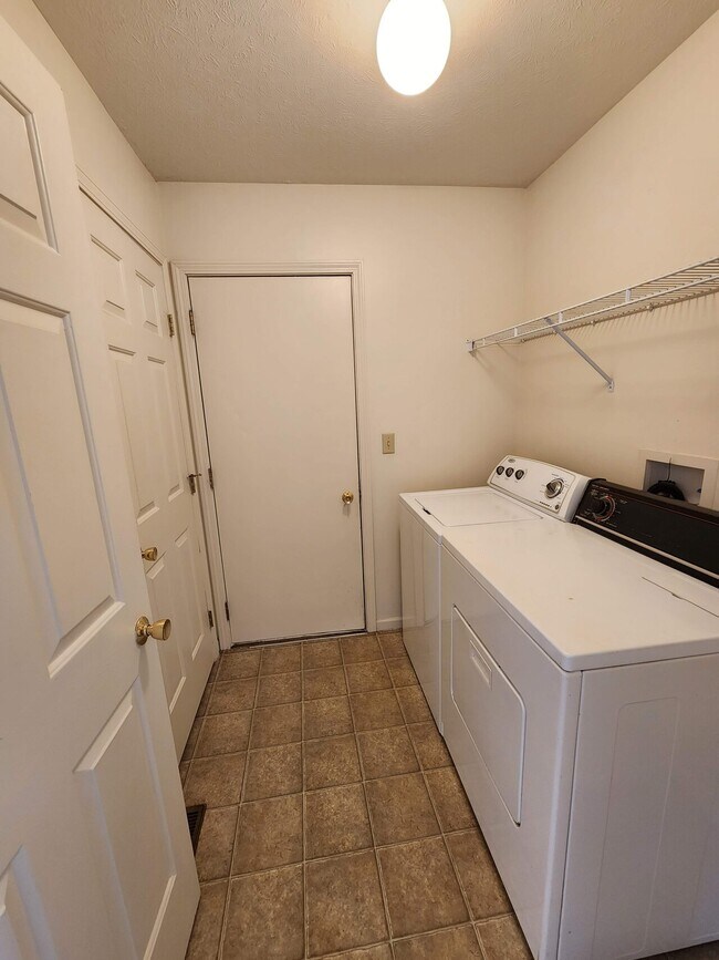 Building Photo - Applewood Townhomes - 28