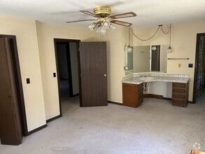 Building Photo - Spacious Beauty