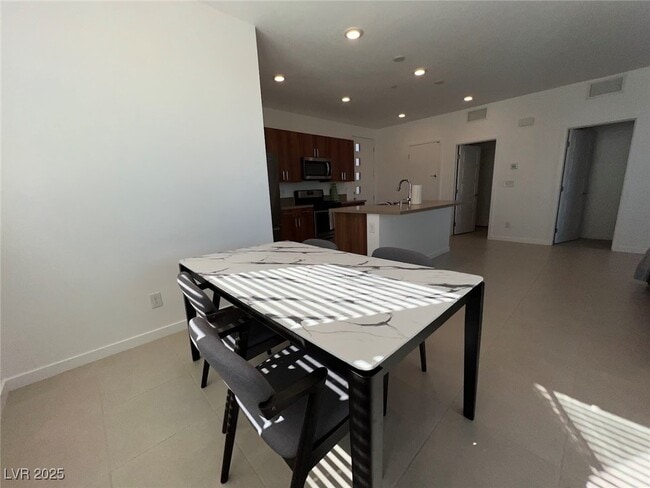 Building Photo - 11237 Rainbow Peak Ave