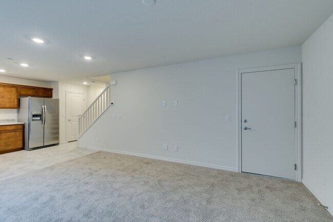 Building Photo - GORGEOUS TOWNHOME*UPGRADED*ALL APPLIANCES*...