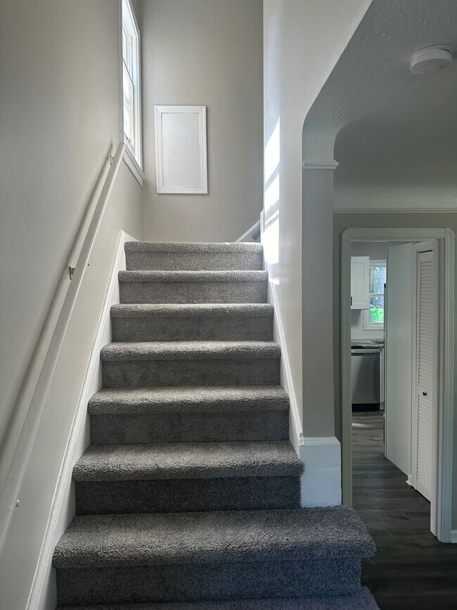 Building Photo - Stunning South Euclid 3 Bedroom