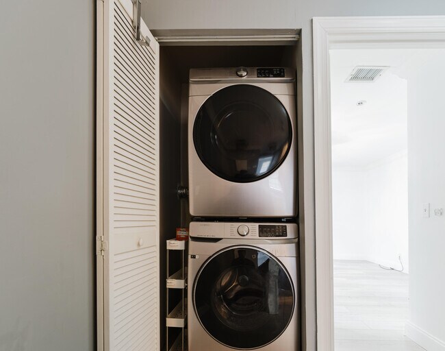 Building Photo - 700 E Palmetto Park Rd