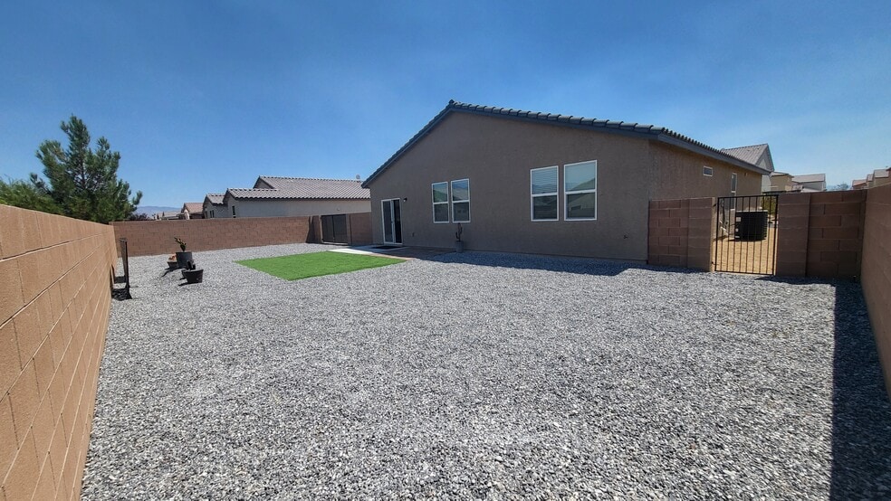 Building Photo - 3848 E Summit Ave