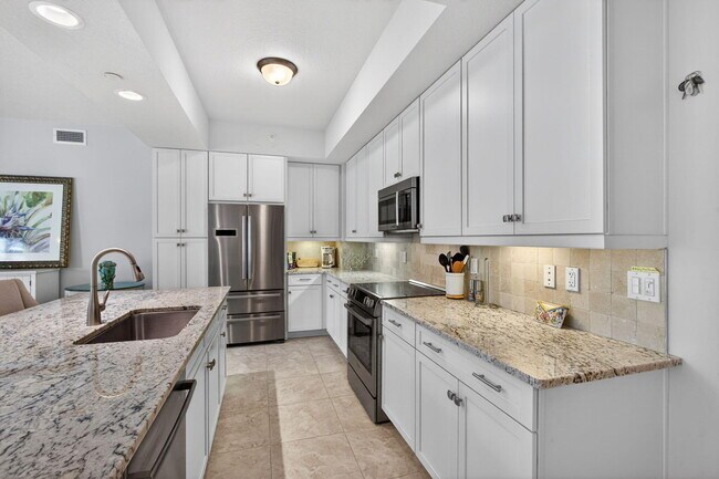 Building Photo - 834 Bay Colony Dr S