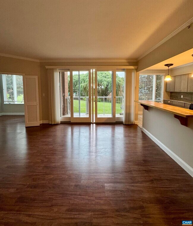 Building Photo - 500 Crestwood Dr