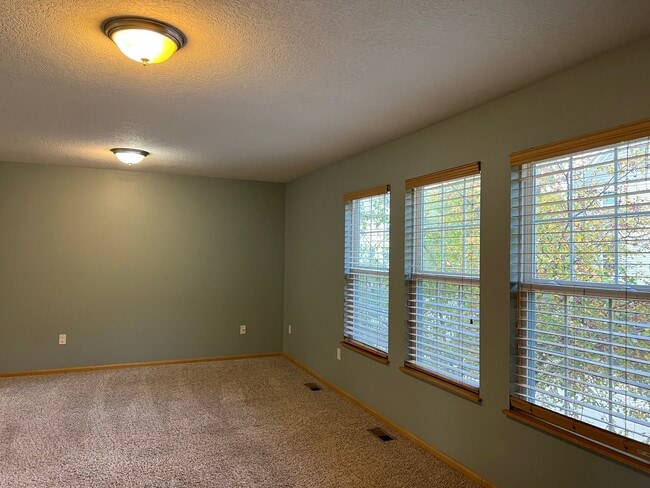 Building Photo - 5558 Kenton Ln