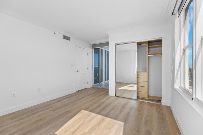 Building Photo - 1800 Sunset Harbour Dr