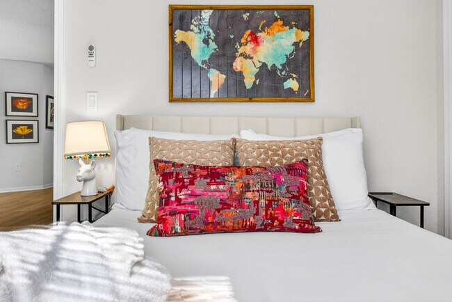 Building Photo - 310 W Warren Ave