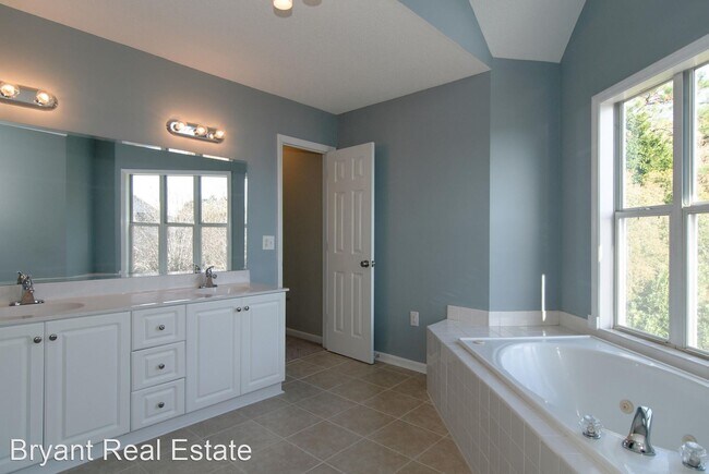 Building Photo - 4106 Breezewood Dr