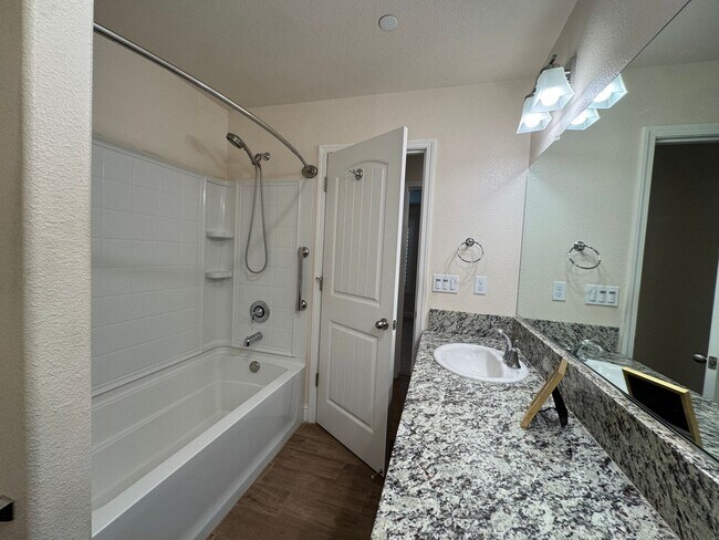 Building Photo - 493 Crescent Ln