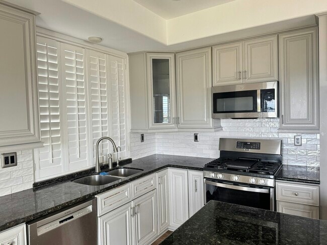 Building Photo - 4 Pastora