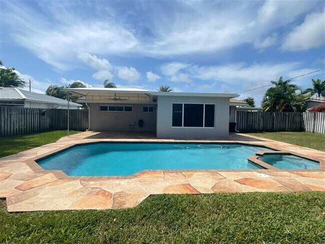 Building Photo - 2011 NE 31st St