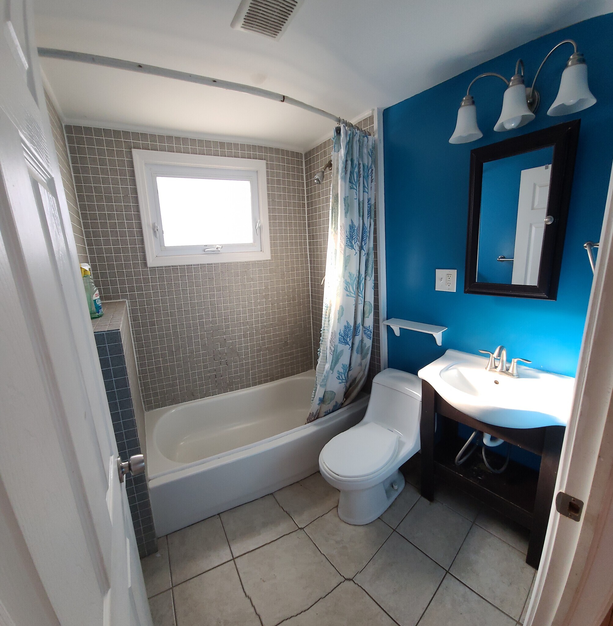 Bathroom with tile shower - 439 Goethe St