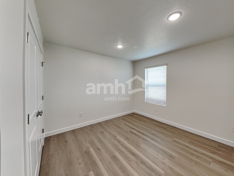 Building Photo - 1272 W Mahogany St