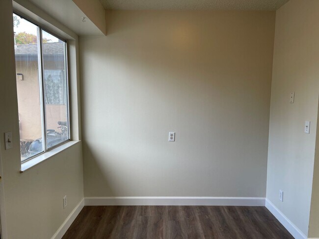 Building Photo - 1323 Edwards Ave