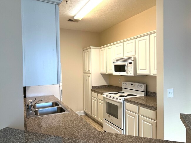 Building Photo - AVAILABLE SOON! 3 BED/2 BATH CONDO IN FOUNTAIN POINTE! FRESHLY PAINTED!