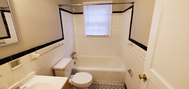 Building Photo - 2807 Spring Garden Street