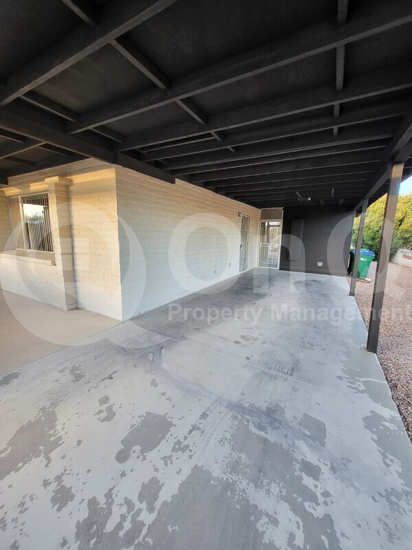 Building Photo - 905 S La Bellota