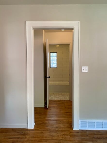 Building Photo - 4135 Lenox Ave