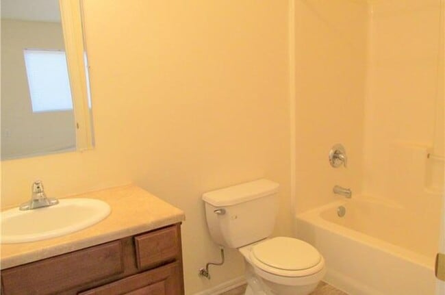 Building Photo - 2 Bed 2 Bath Home on Corner!