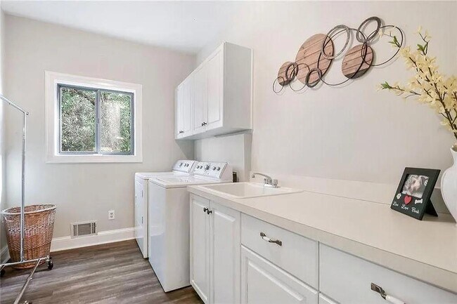 Building Photo - 930 Manchester Pl NW