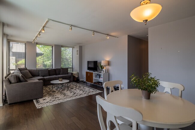 Building Photo - 1660 N La Salle Dr