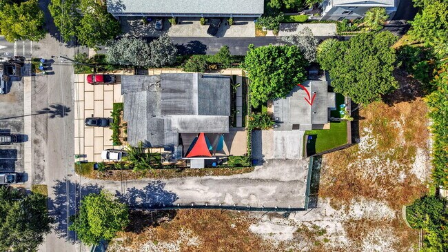 Building Photo - 2702 NE 9th Ave