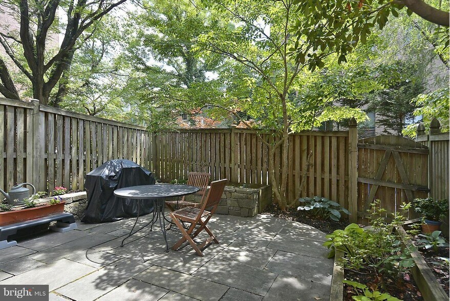 Building Photo - 1127 Fairview Ct