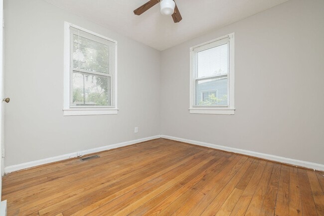 Building Photo - Freshly Renovated 2-Bedroom Home in Quiet ...