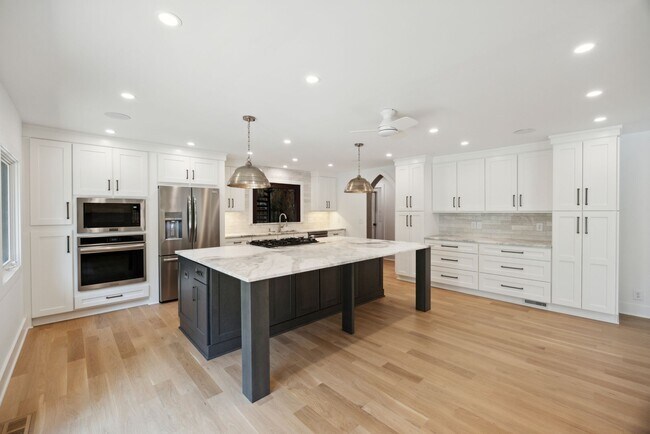 Building Photo - Available 6/15. Stunning, Fully-Rennovated...