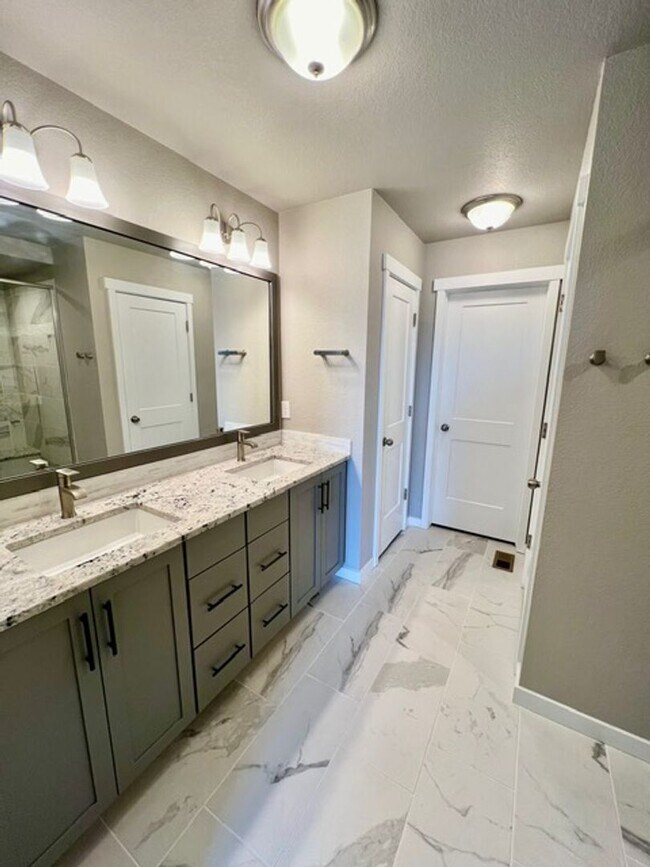 Building Photo - Gorgeous 3 Story Home in close to Cottonwo...