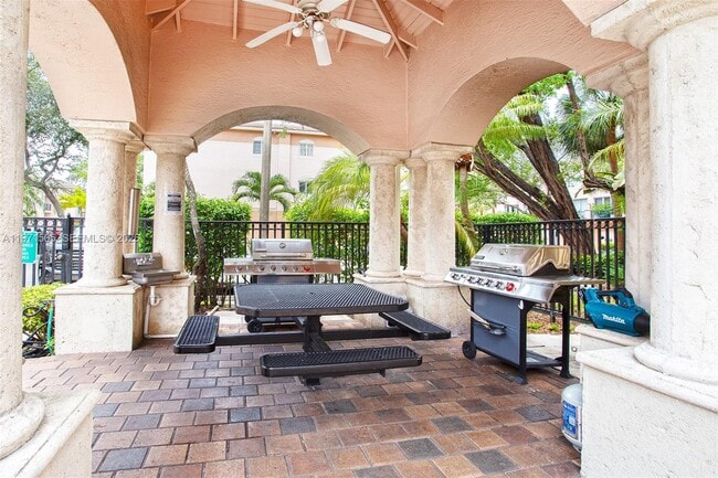 Building Photo - 2009 SE 10th Ave