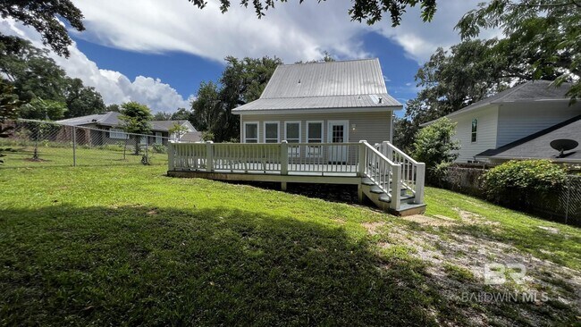 Building Photo - 295 Belrose Ave