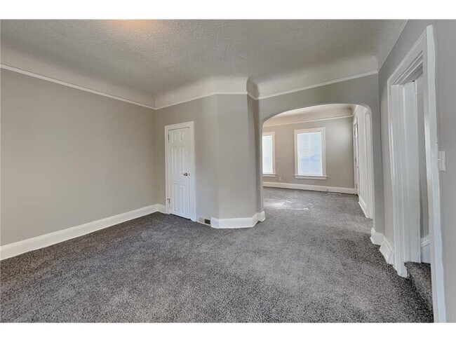Building Photo - 303 Curtice St E